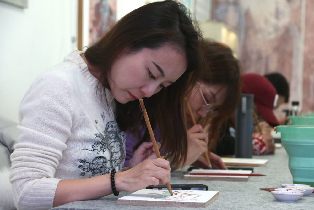 2023年11月29日，学员在敦煌研究院莫高学堂学习临摹敦煌壁画。张晓亮　摄