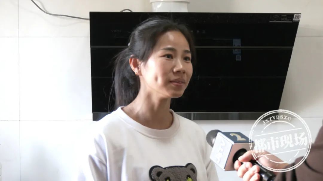 进贤一女子在厨房做饭 “华帝”抽油烟机突然掉落……