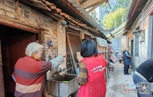 “格格”走进基层了解情况。