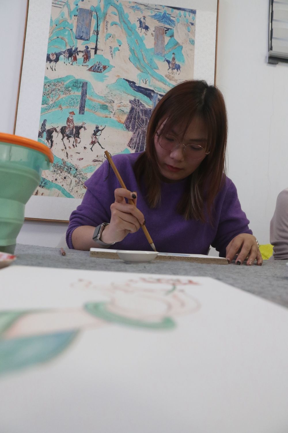 2023年11月29日，学员在敦煌研究院莫高学堂学习临摹敦煌壁画。张晓亮　摄