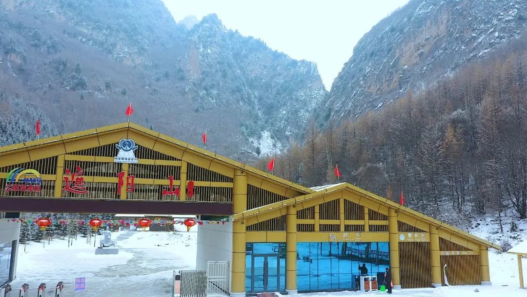 初冬雪雾锁禅林 人间仙境贵清山