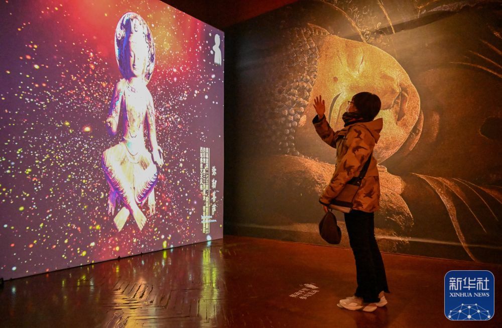 11月28日，在天津数字艺术博物馆，观众通过数字技术与敦煌文物互动。