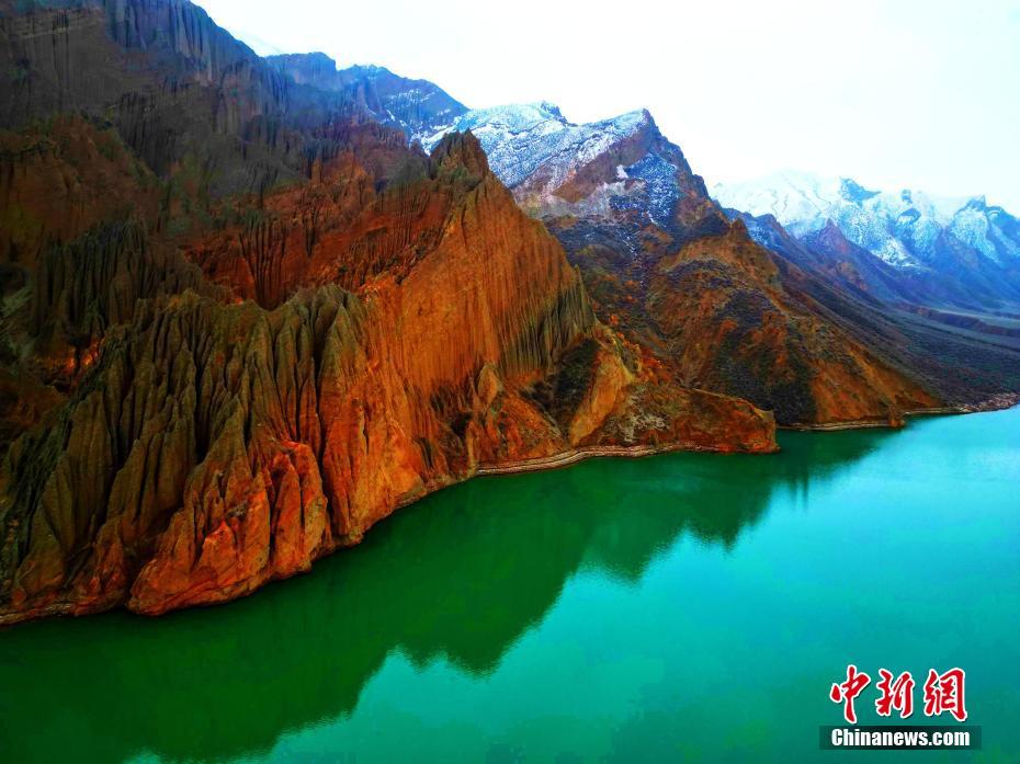 刘华 摄 新疆昌吉市南部山区的努尔加大峡谷雪山巍峨,连绵不绝,呈现