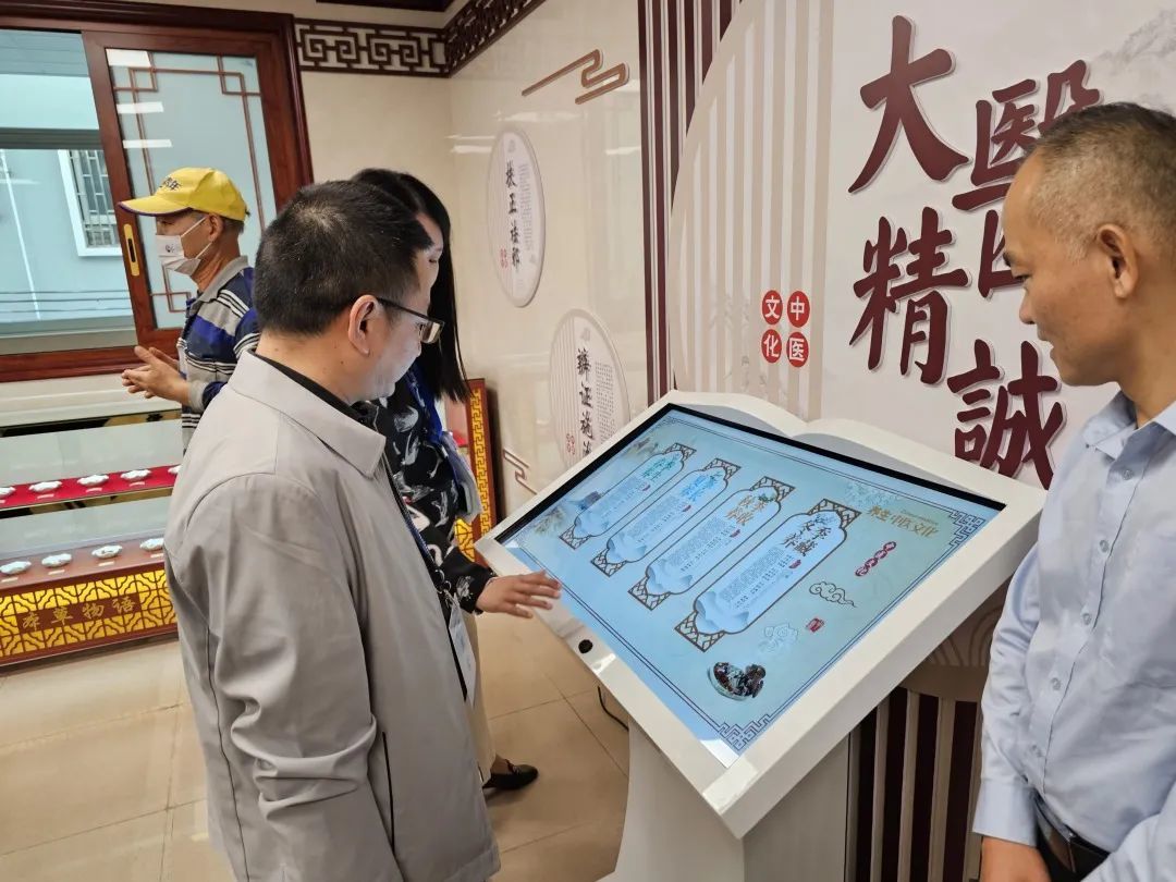 评审专家组对桂城社卫中心中医馆进行了实地考核