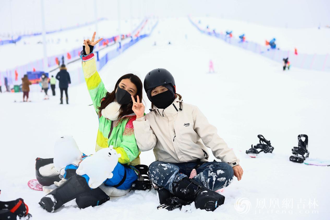 雪友打卡天陆山滑雪场。凤凰网吉林 王振东/图