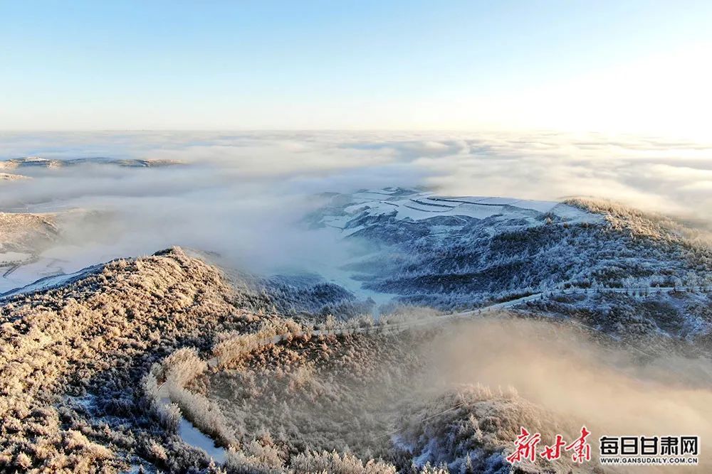 初冬雪雾锁禅林 人间仙境贵清山