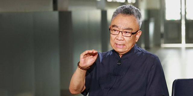 鲍国安访谈(图片选自网络)