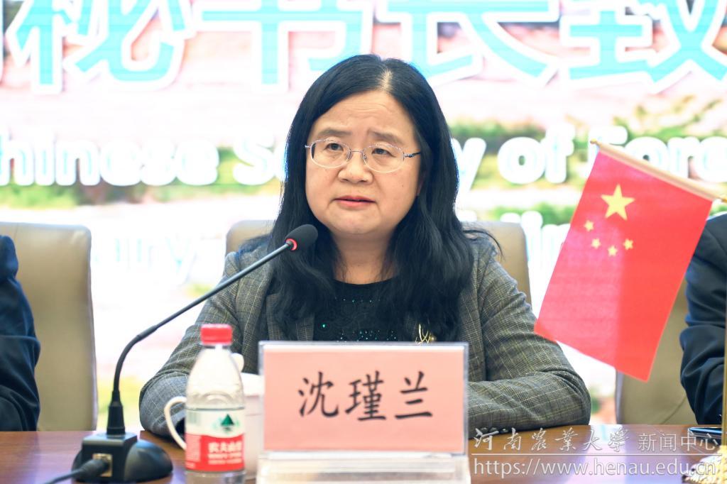 中国林学会副秘书长沈瑾兰在开幕式上致辞
