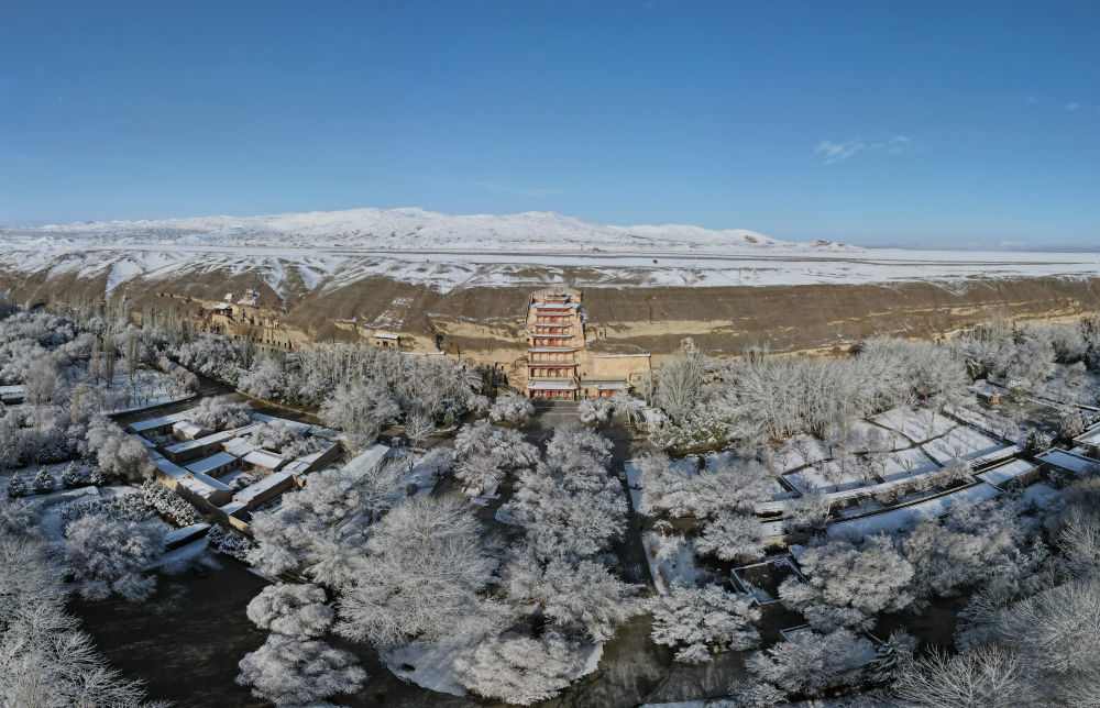 这是2022年3月25日拍摄的敦煌莫高窟景区雪景(无人机照片) 新华社记者