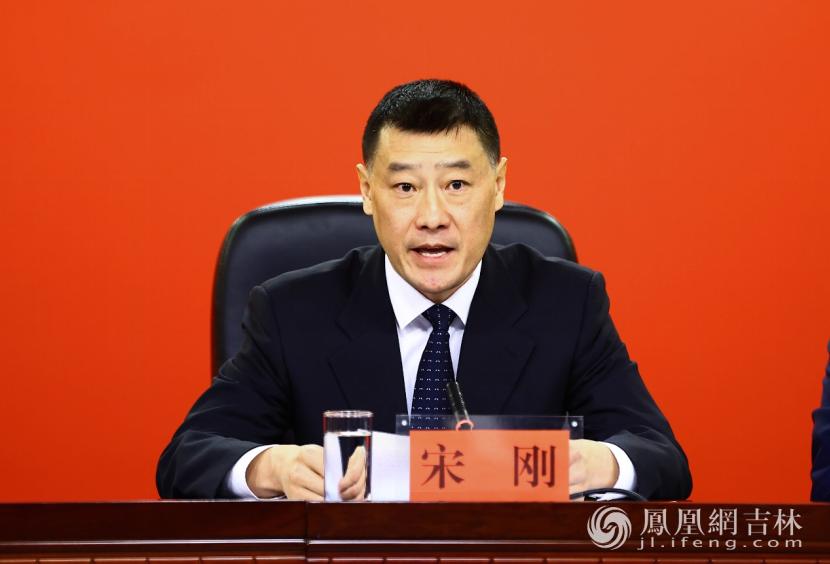吉林省工信厅厅长宋刚在中共吉林省委十二届四次全会新闻发布会上介绍相关情况。 凤凰网吉林 王振东/摄