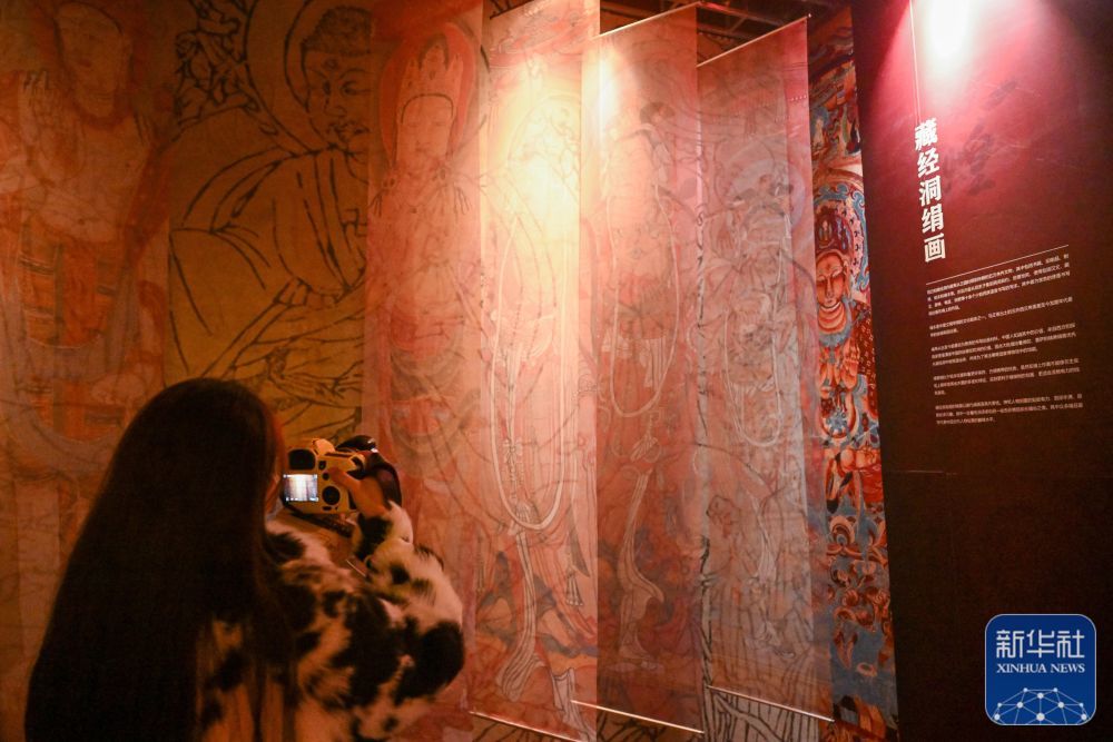 11月28日，在天津数字艺术博物馆，观众参观展出的藏经洞绢画。