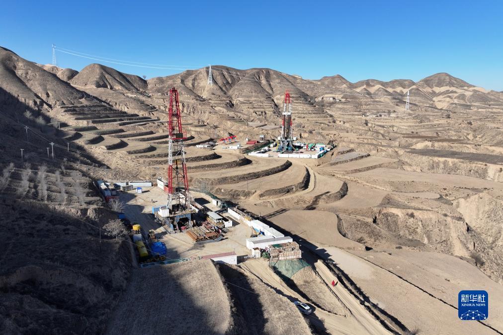 这是11月30日在甘肃省庆阳市环县拍摄的洪德油田钻井施工现场(无人机