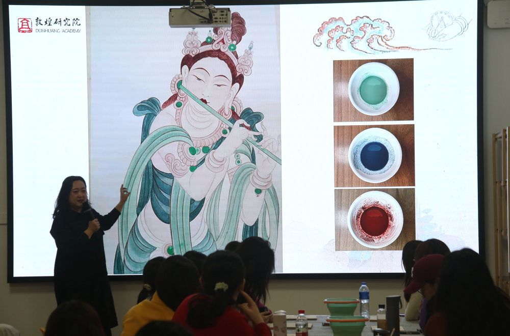 2023年11月29日，在敦煌研究院莫高学堂，研学导师给学员讲授敦煌壁画临摹技法。张晓亮　摄