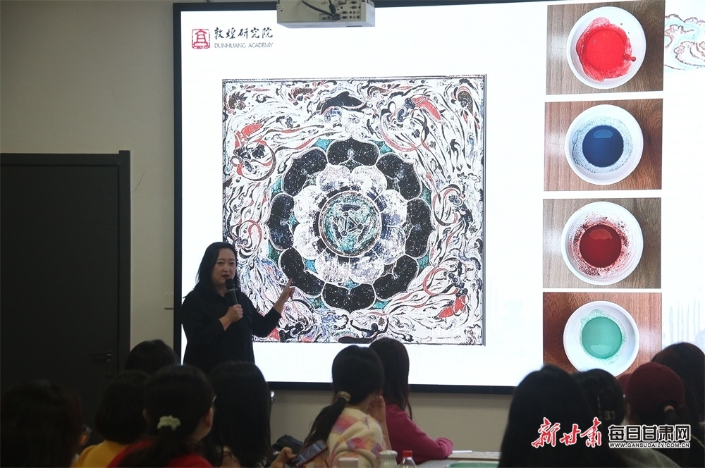 11月29日，在敦煌研究院莫高学堂，研学导师给学员讲授敦煌壁画临摹技法。