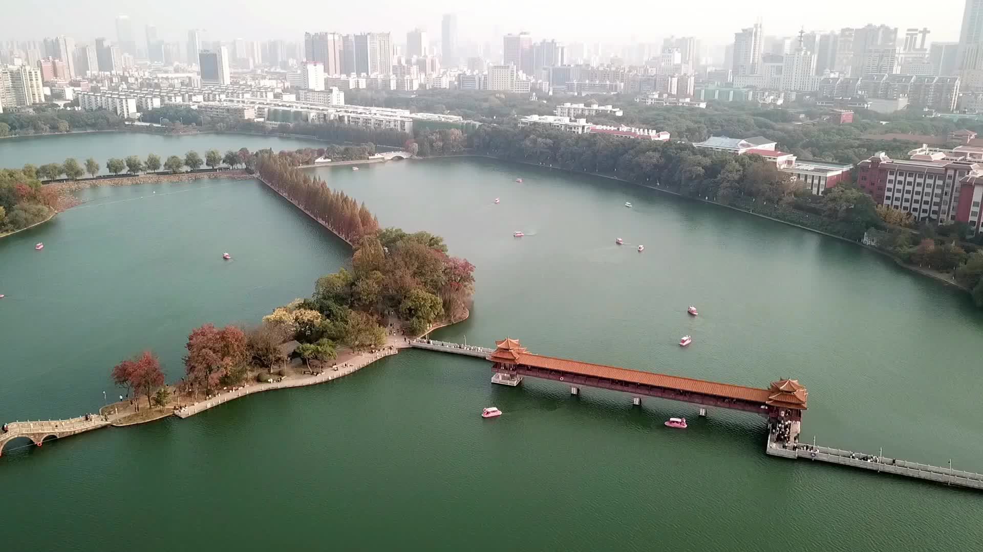 湖南长沙：冬日暖阳照 层林映秀湖