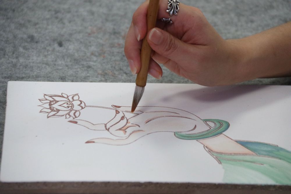 2023年11月29日，学员在敦煌研究院莫高学堂学习临摹敦煌壁画。张晓亮　摄