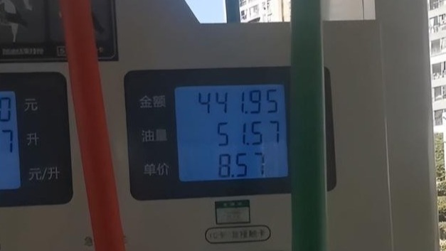 司机加油发现油枪不出油金额往上跳，加油站：设备坏了，空跳了10多分钟