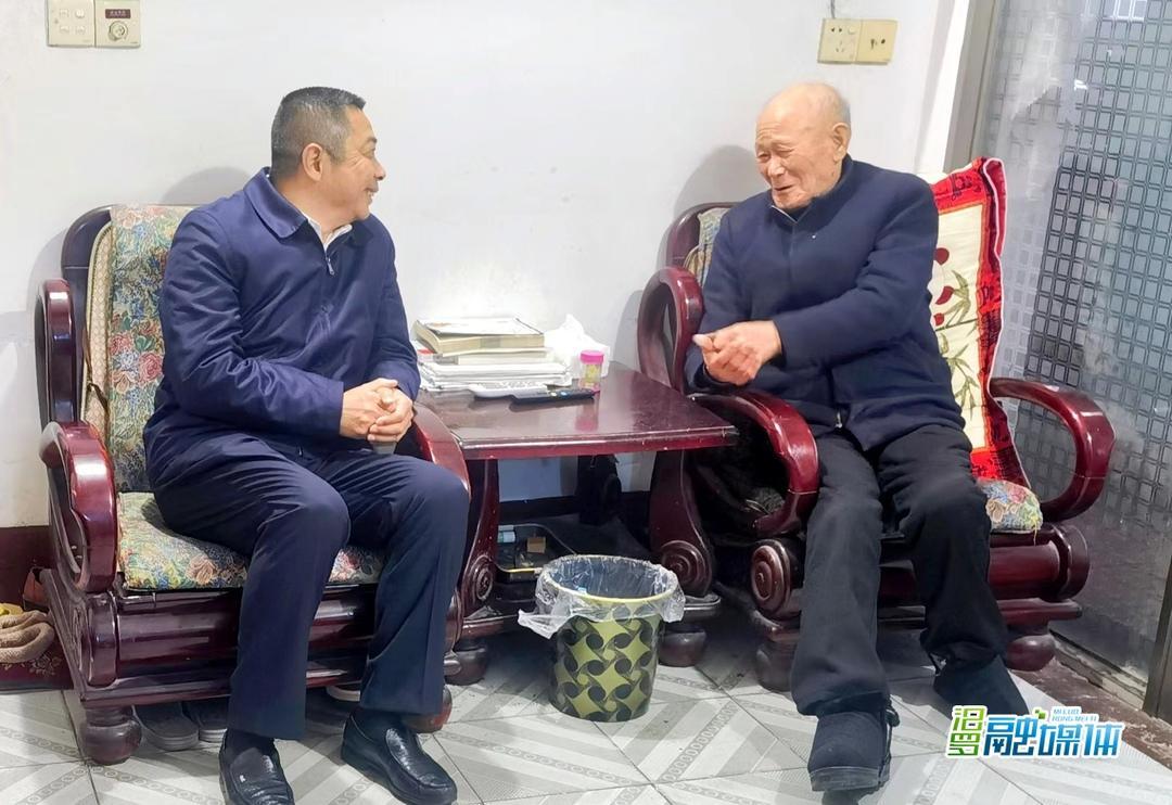 朱平波（左）与黄泽南亲切交谈