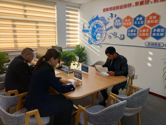 靖远县税务局工作人员开展税费争议调解工作