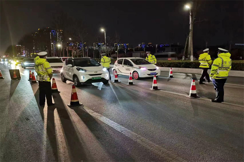 商丘市公安局交警支队预热“122”严查酒驾醉驾 三天44名“酒司机”落网