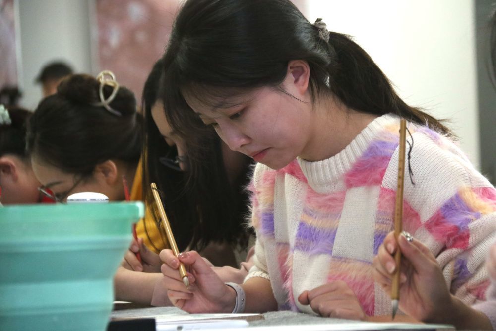 2023年11月29日，学员在敦煌研究院莫高学堂学习临摹敦煌壁画。张晓亮　摄