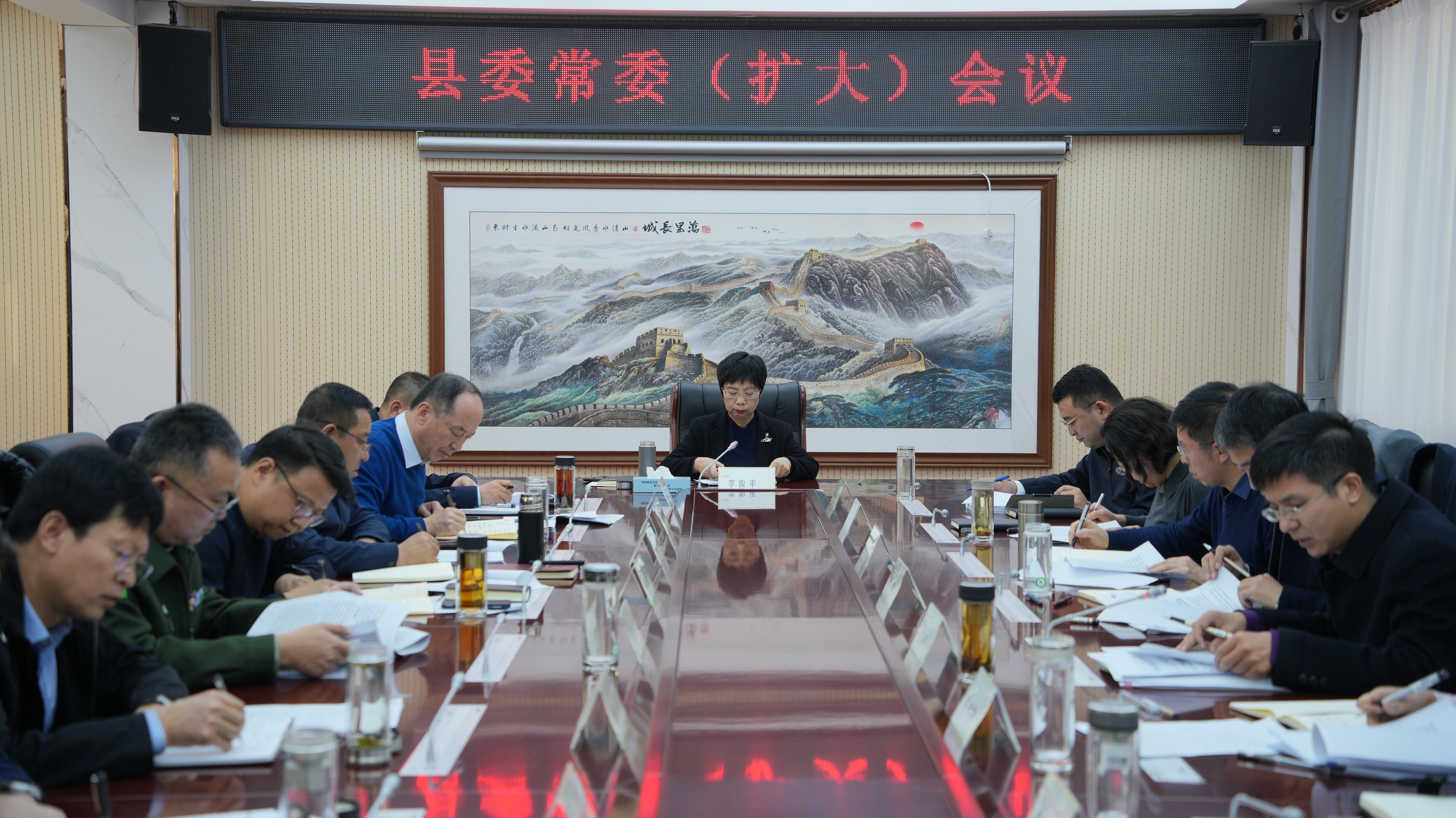 图为隰县县委常委（扩大）会议现场