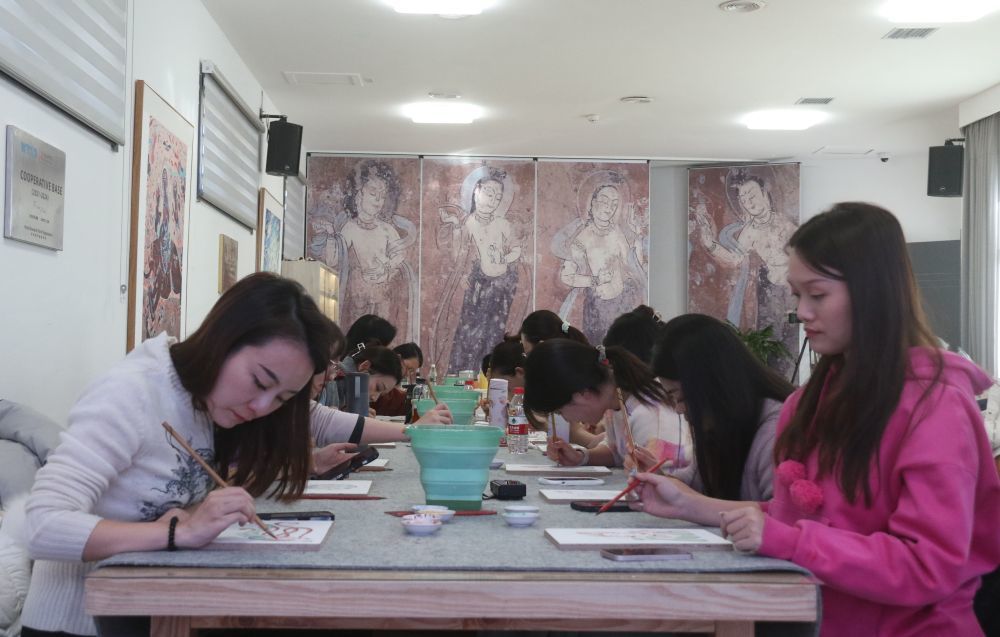 2023年11月29日，学员在敦煌研究院莫高学堂学习临摹敦煌壁画。张晓亮　摄