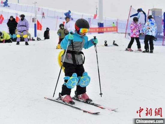 小朋友在滑雪。刘栋 摄