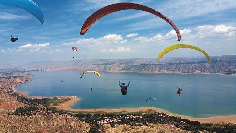 滑翔伞爱好者在刘家峡国际滑翔营地飞行