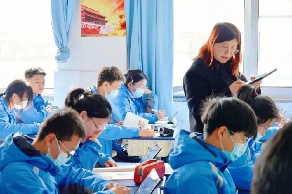 教师熟练使用畅言智慧课堂上课