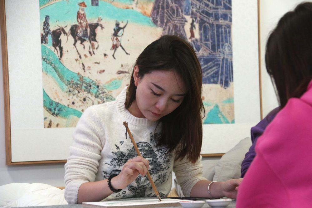 2023年11月29日，学员在敦煌研究院莫高学堂学习临摹敦煌壁画。张晓亮　摄