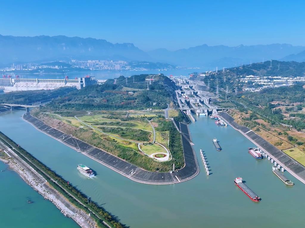 截至11月23日18时，三峡枢纽航运通过量达1.6亿吨，突破历年最高水平。（交通运输部供图）