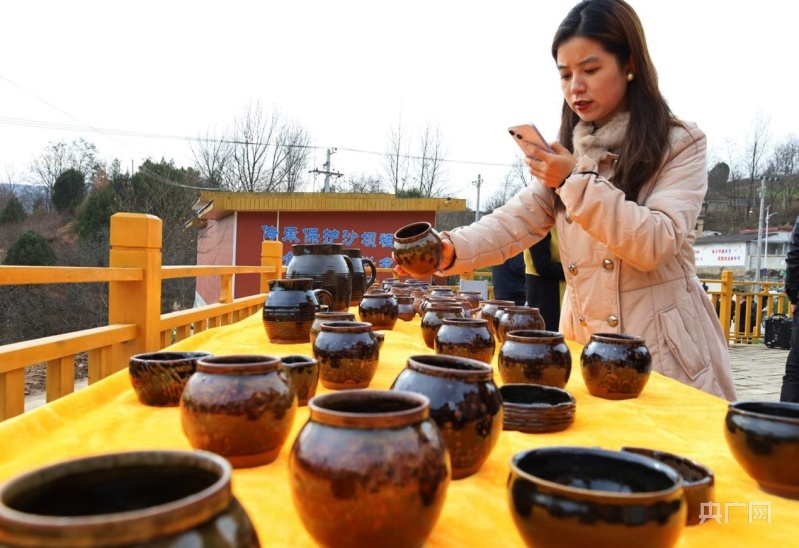 网络主播在开窑现场直播推介粗陶产品（央广网发　刘建军　摄）