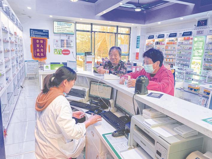 好邻居大药房内，店员查看患者健康档案 摄影：楚天都市报极目新闻记者刘冬莉