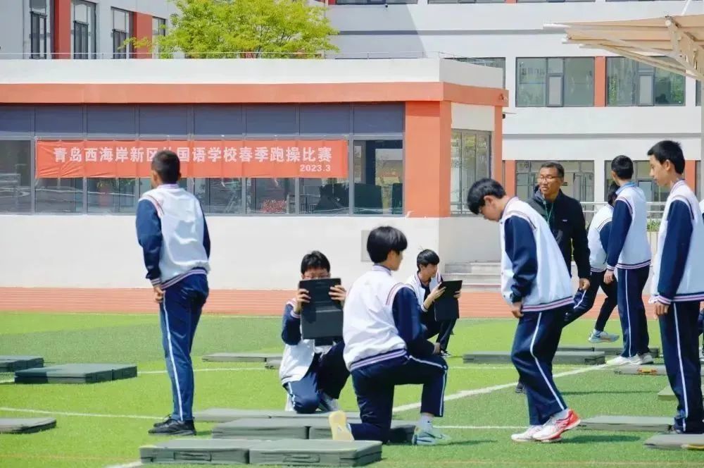 体育课上运用智慧课堂平板录制功能,帮助学生发现自身动作问题