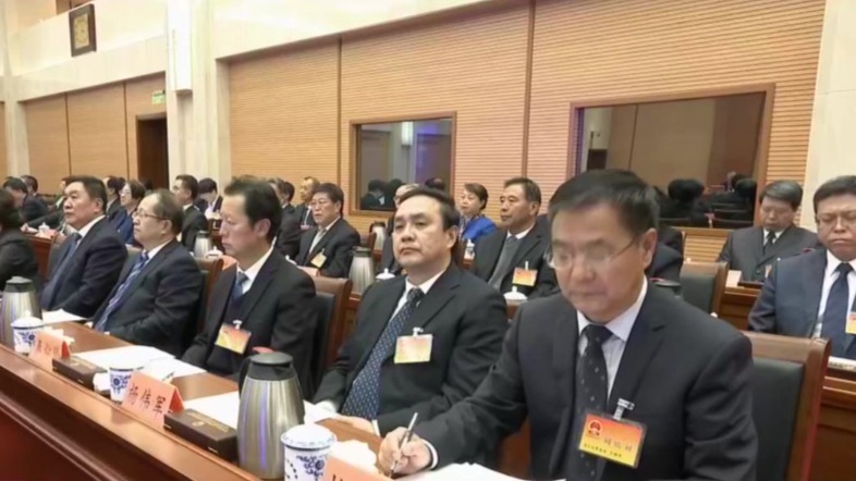 甘肃省十四届人大常委会第六次会议闭幕