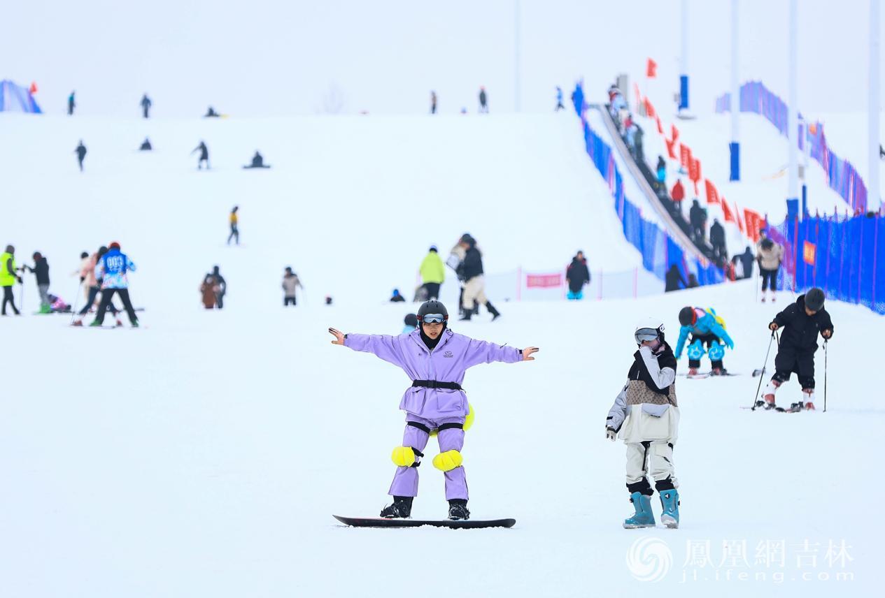 雪友在天陆山滑雪场练习。凤凰网吉林 王振东/图