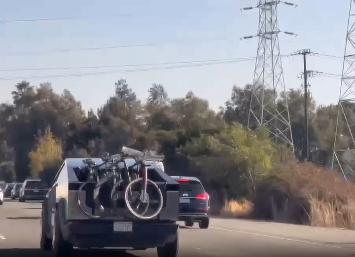 ▲Cybertruck装载自行车