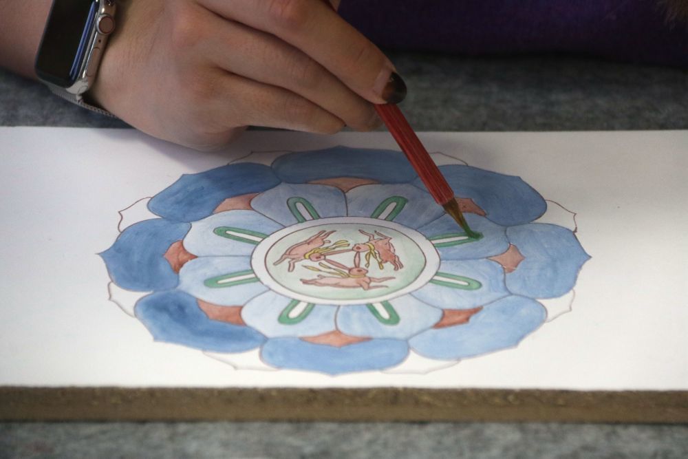 2023年11月29日，学员在敦煌研究院莫高学堂学习临摹敦煌壁画。张晓亮　摄