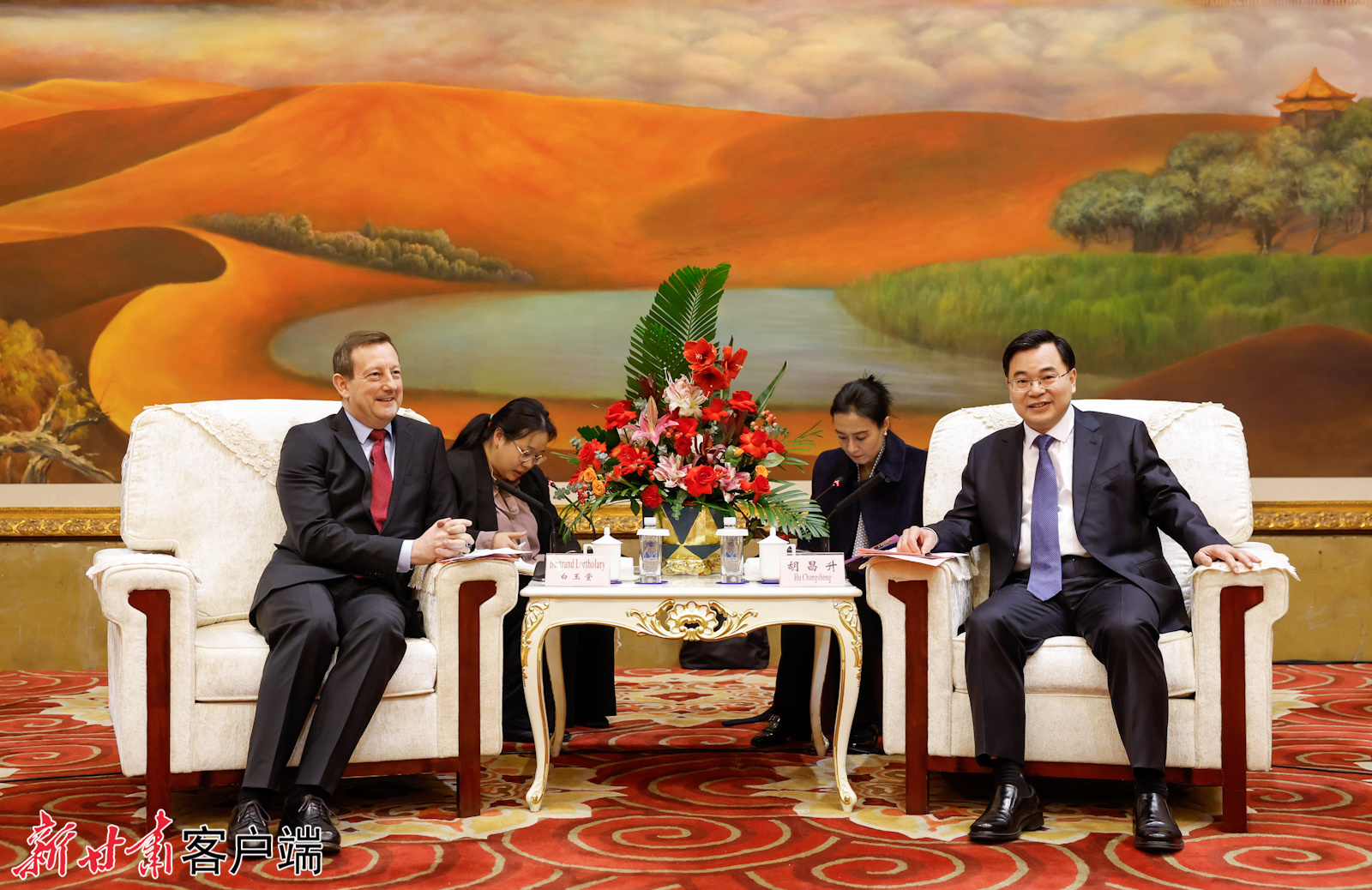 11月29日，省委书记、省人大常委会主任胡昌升在兰州会见了法国驻华大使白玉堂一行。新甘肃·甘肃日报记者　孟捷