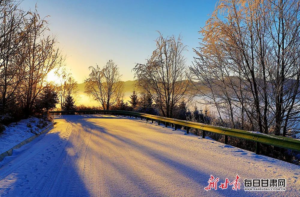 初冬雪雾锁禅林 人间仙境贵清山