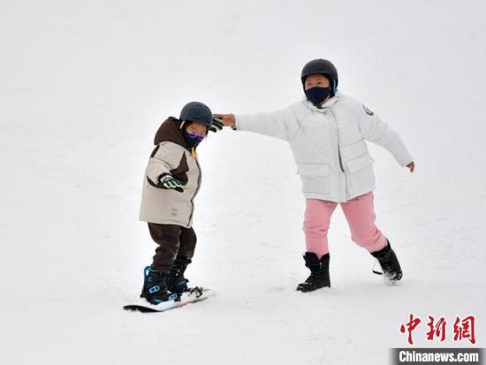 小朋友在滑雪。刘栋 摄