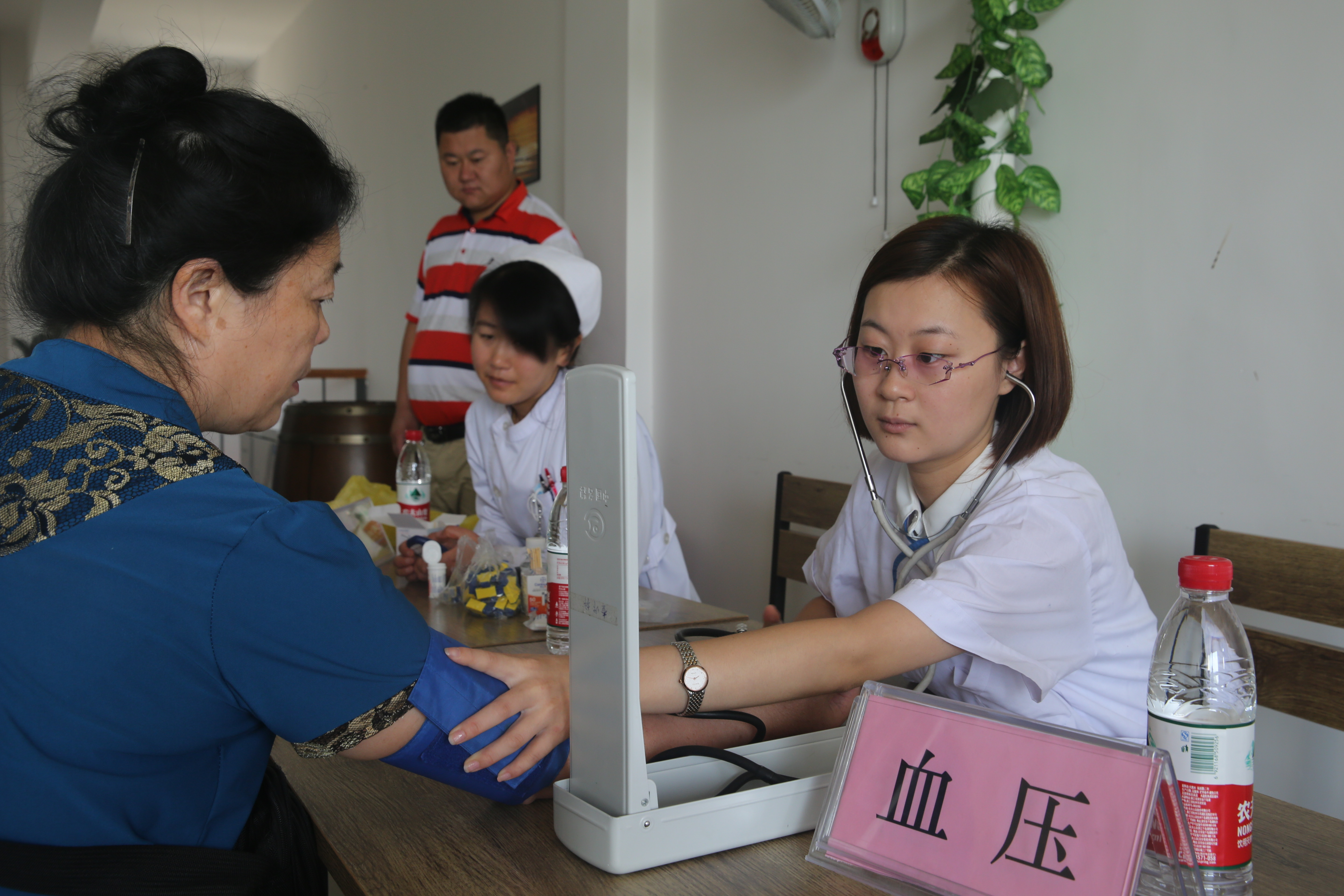 医疗巡诊团走进银滩小区给居民开展健康体检活动
