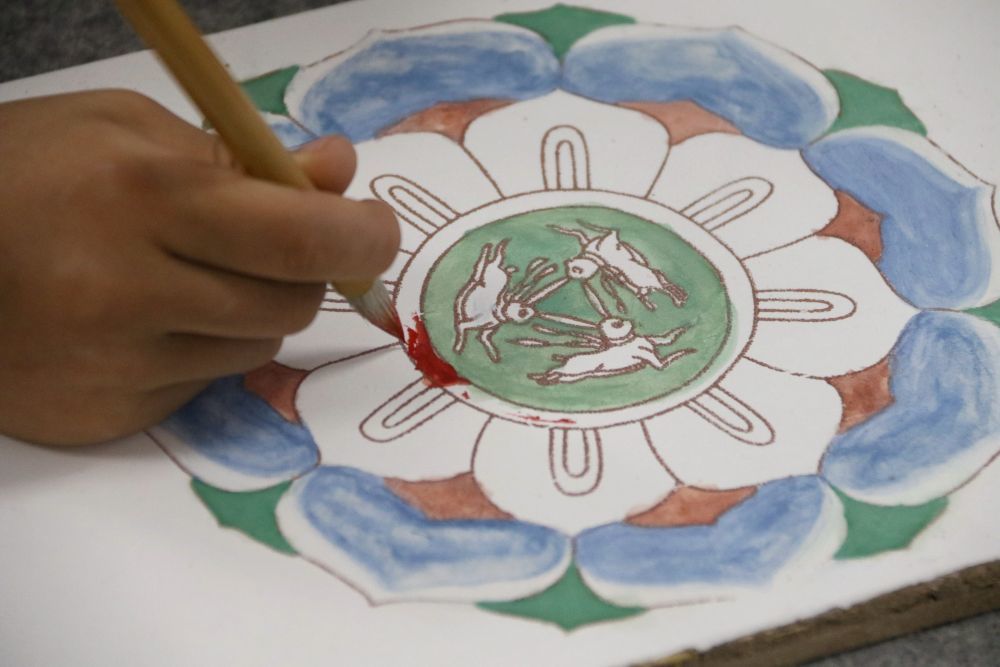 2023年11月29日，学员在敦煌研究院莫高学堂学习临摹敦煌壁画。张晓亮　摄