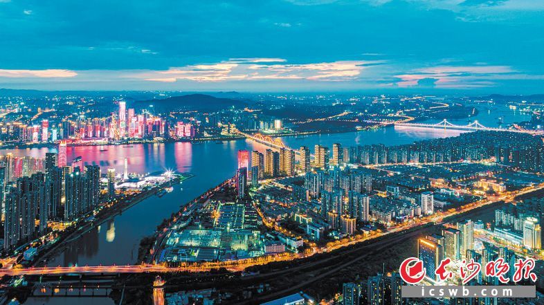 俯瞰长沙新河三角洲,高楼林立,几座多边形立体建筑和一柄指向天空的“宝剑”,格外引人注目。 钟鸣 摄