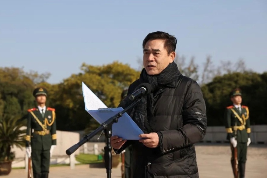 陈宝国在雨花台烈士陵园纪念碑前发言。(主办方供图)