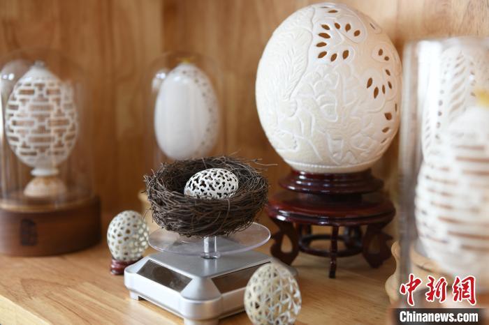 戴文昌 摄图为利用鹅蛋蛋壳雕刻完成的蛋雕作品