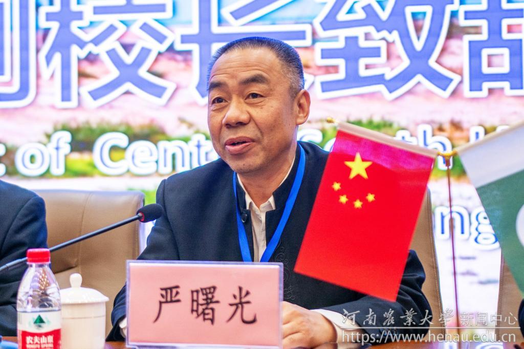 中南林业科技大学副校长严曙光在开幕式上致辞