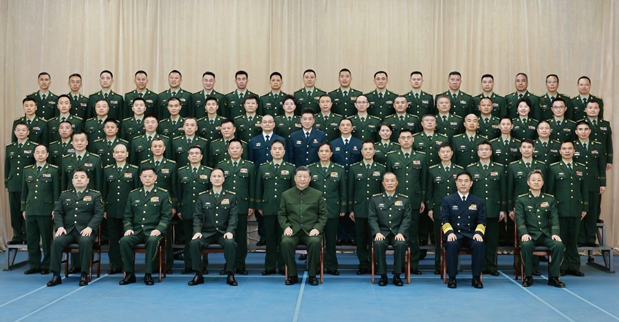 11月29日,中共中央总书记、国家主席、中央军委主席习近平到武警海警总队东海海区指挥部视察。这是习近平亲切接见东海海区指挥部有关同志,同大家合影留念。新华社记者 李刚 摄