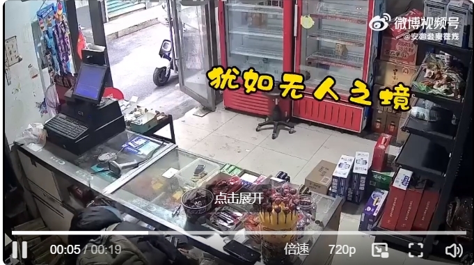 淮南一女子见店内无人盗窃香烟 被监控全程拍下！